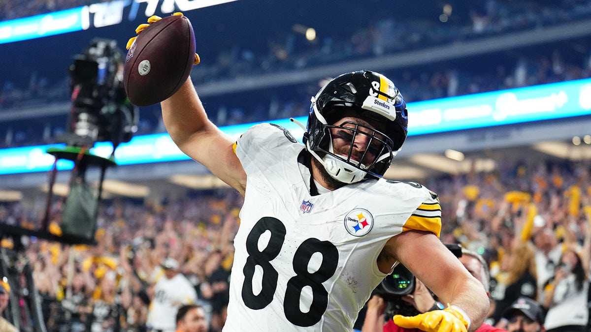 Steelers hold off Raiders late surge to come away with road