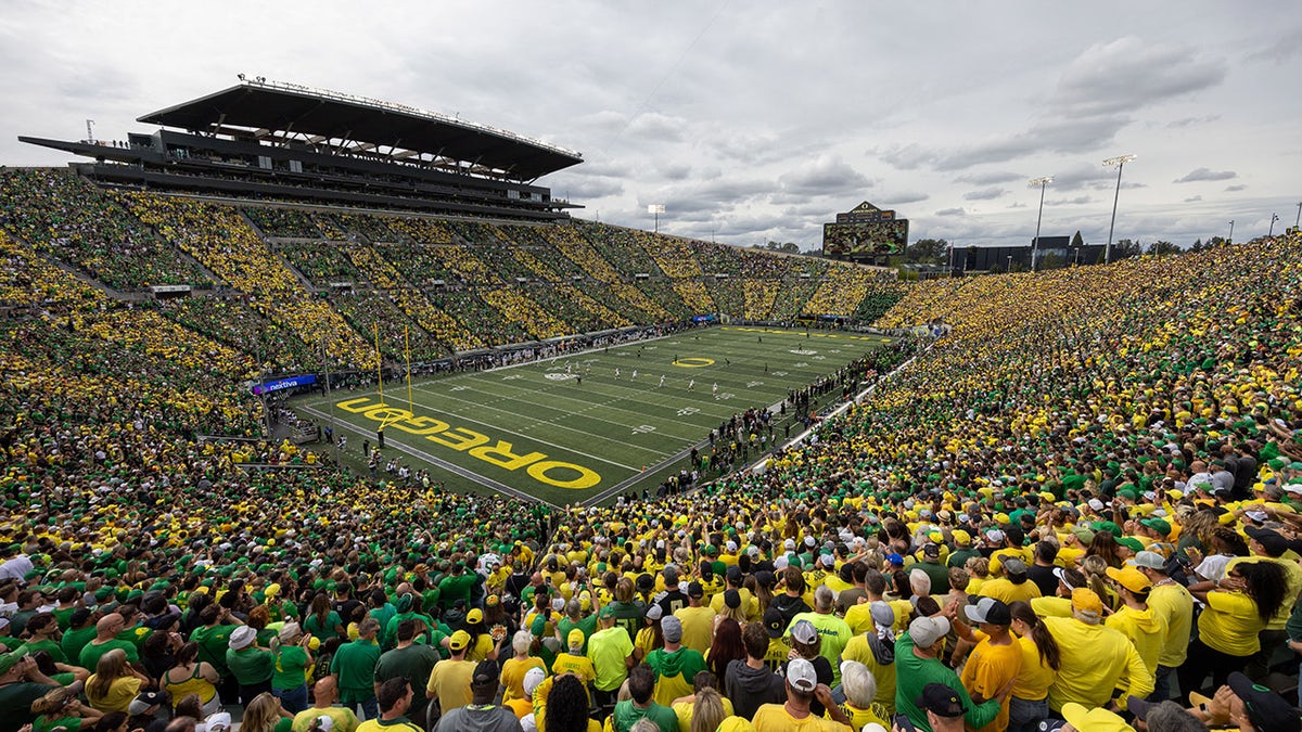 Oregon female athletes file Title IX lawsuit against school citing unfair treatment 1 oregon stadium