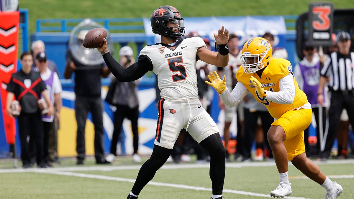 DJ Uiagalelei throws against San Jose State