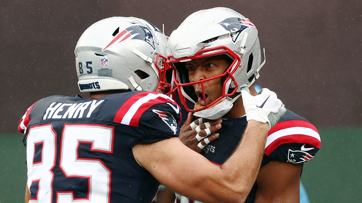 Patriots stave off Jets comeback to win 15th straight game against New York