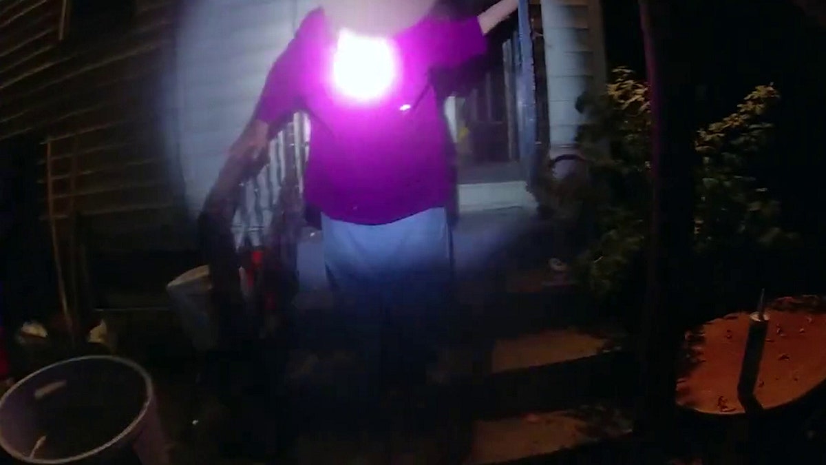 Police officer rescues people from house fire