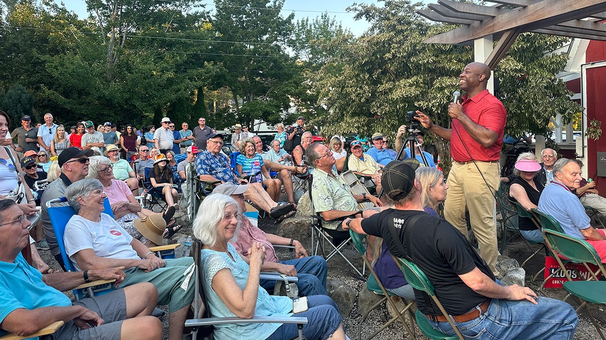 Tim Scott addresses a crowd of New Hampshire voters