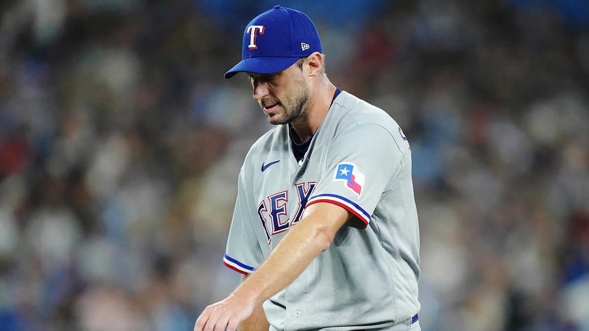 Max Scherzer leaving mound