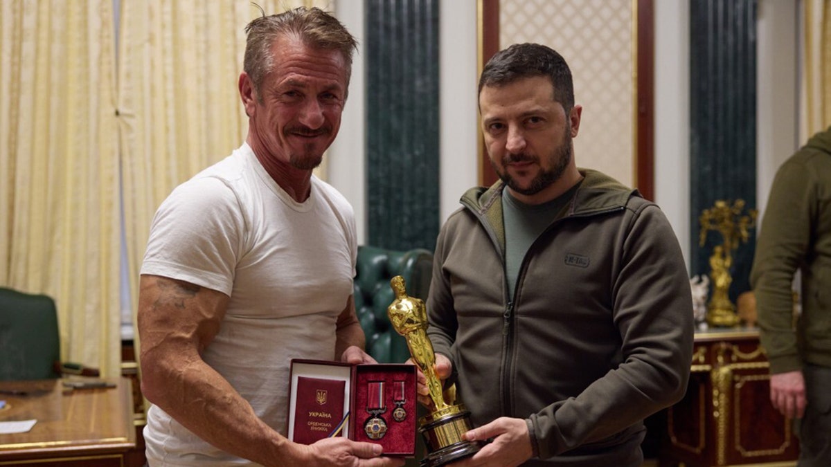 Sean Penn meets with Ukrainian President Volodymyr Zelenskyy in Ukraine, handing him his Oscar