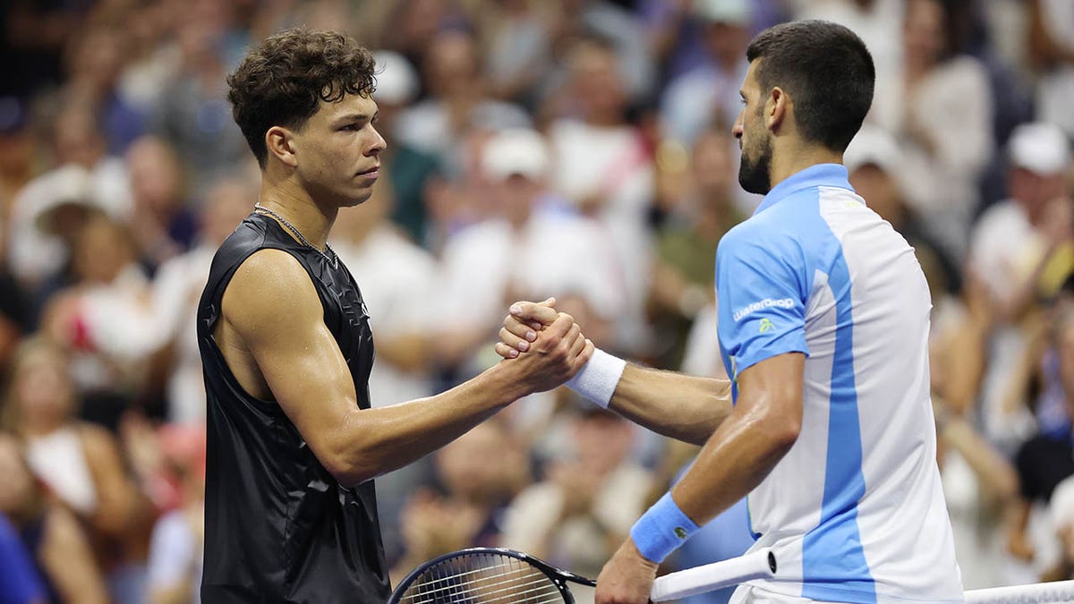 Ben Shelton e Novak Djokovic apertam as mãos