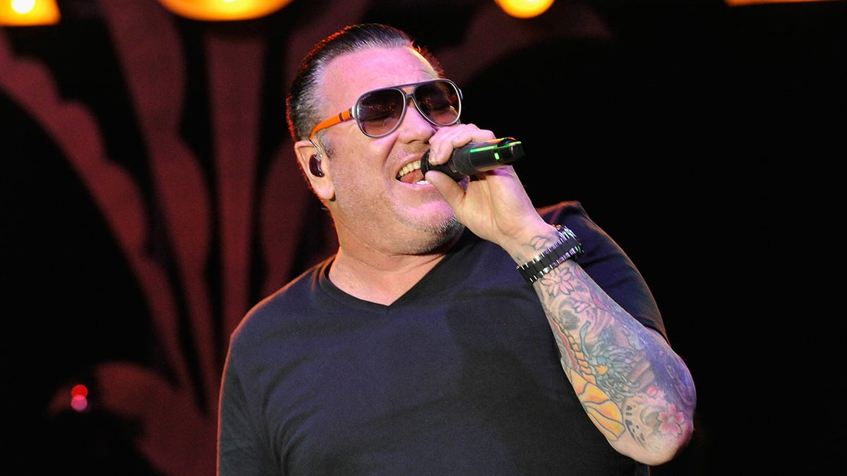 Who Is Steve Harwell: 5 Things On The Smash Mouth Singer Who Retired –  Hollywood Life