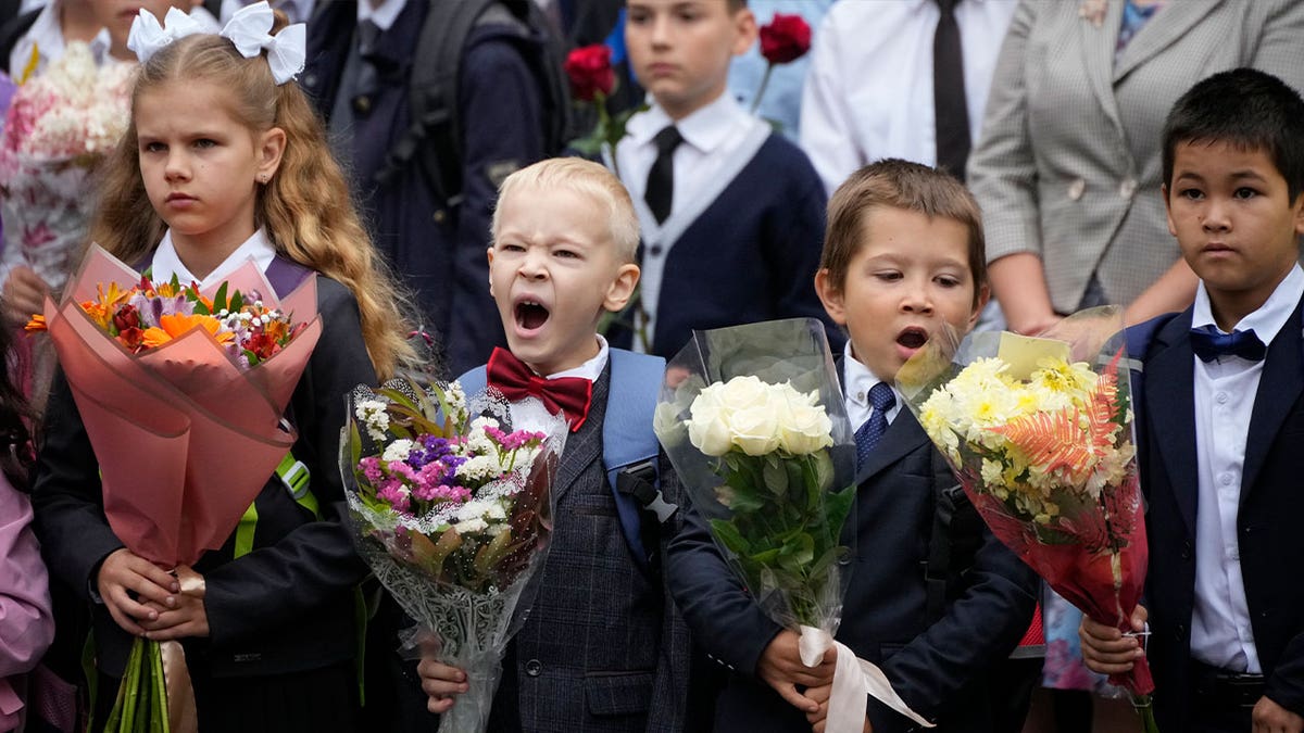 Russia’s students return to school, face new patriotism-boosting lessons as Kremlin continues war in Ukraine 1 students 2