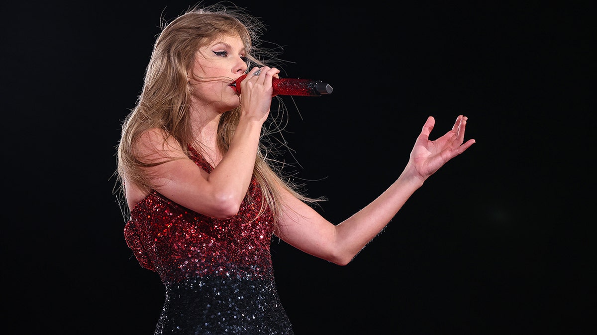 Taylor Swift no palco durante a Eras Tour