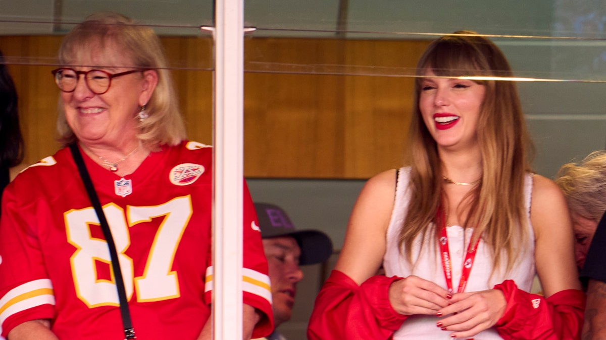 Taylor Swift sfoggia una giacca NFL rossa da abbinare ai Kansas City Chiefs