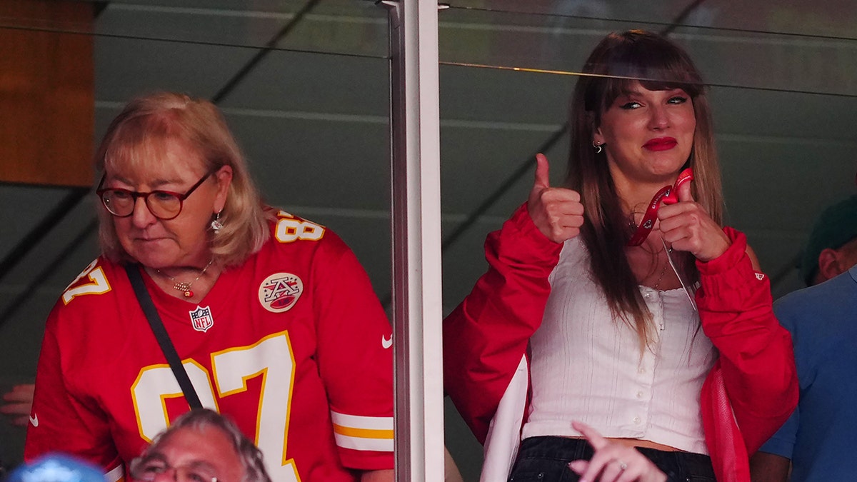 Travis Kelce's mom Donna wears Taylor Swift-inspired friendship bracelets  at Chiefs game
