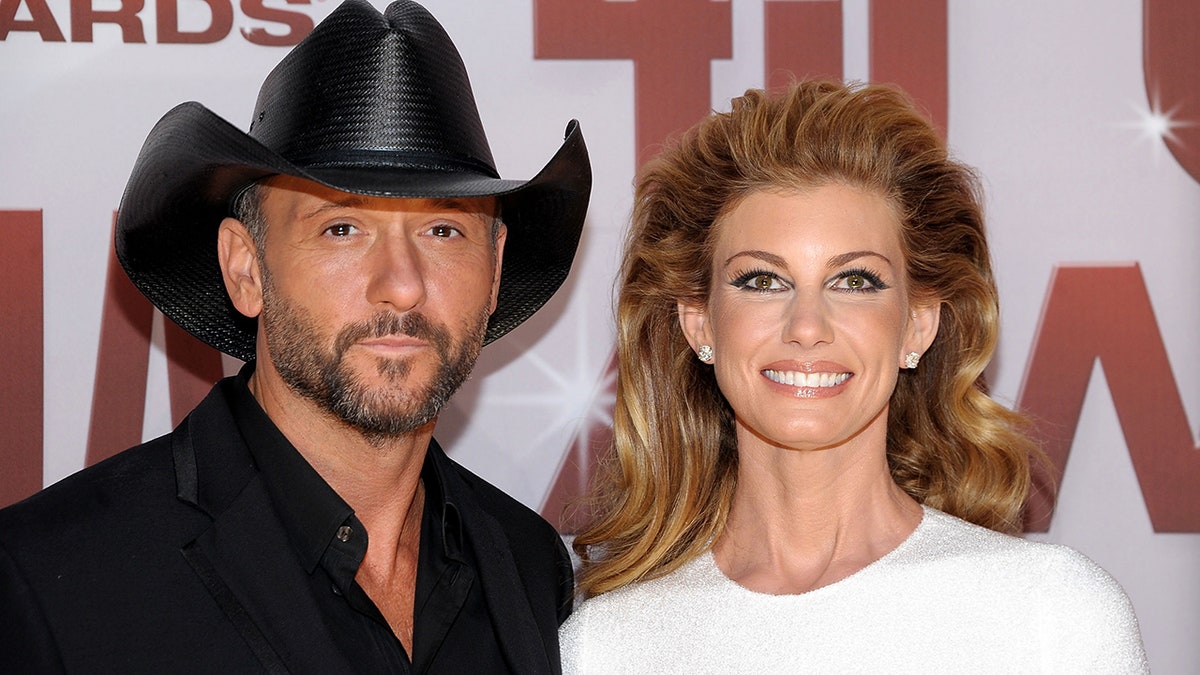 Faith Hill and Tim McGraw posing together