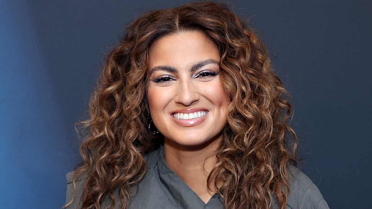 Tori Kelly naeratab