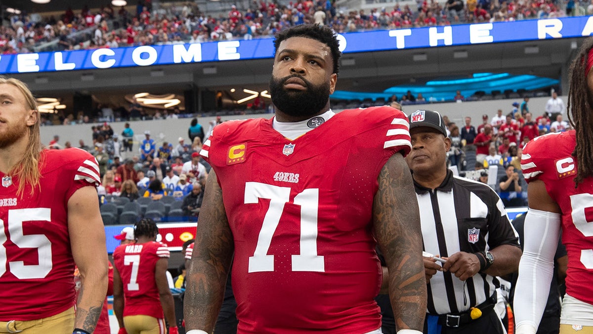 49ers' Trent Williams appears to throw punch on Giants defensive