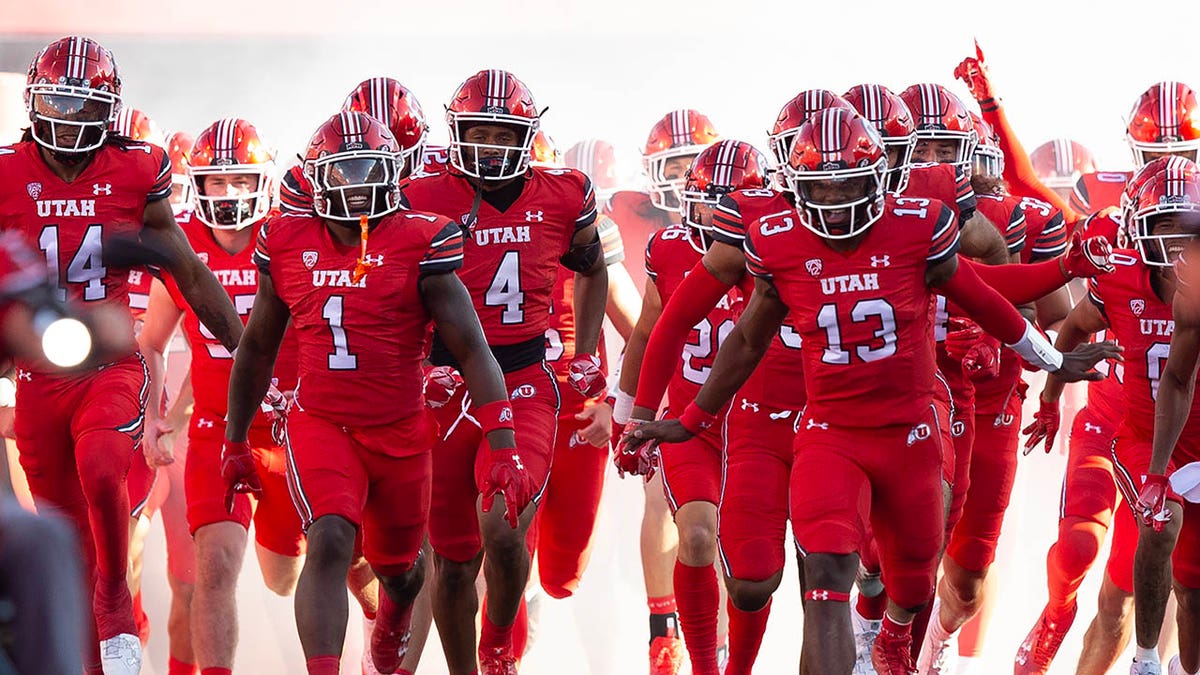 Utah Utes run on to the field