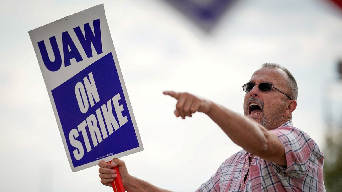 Striking UAW member