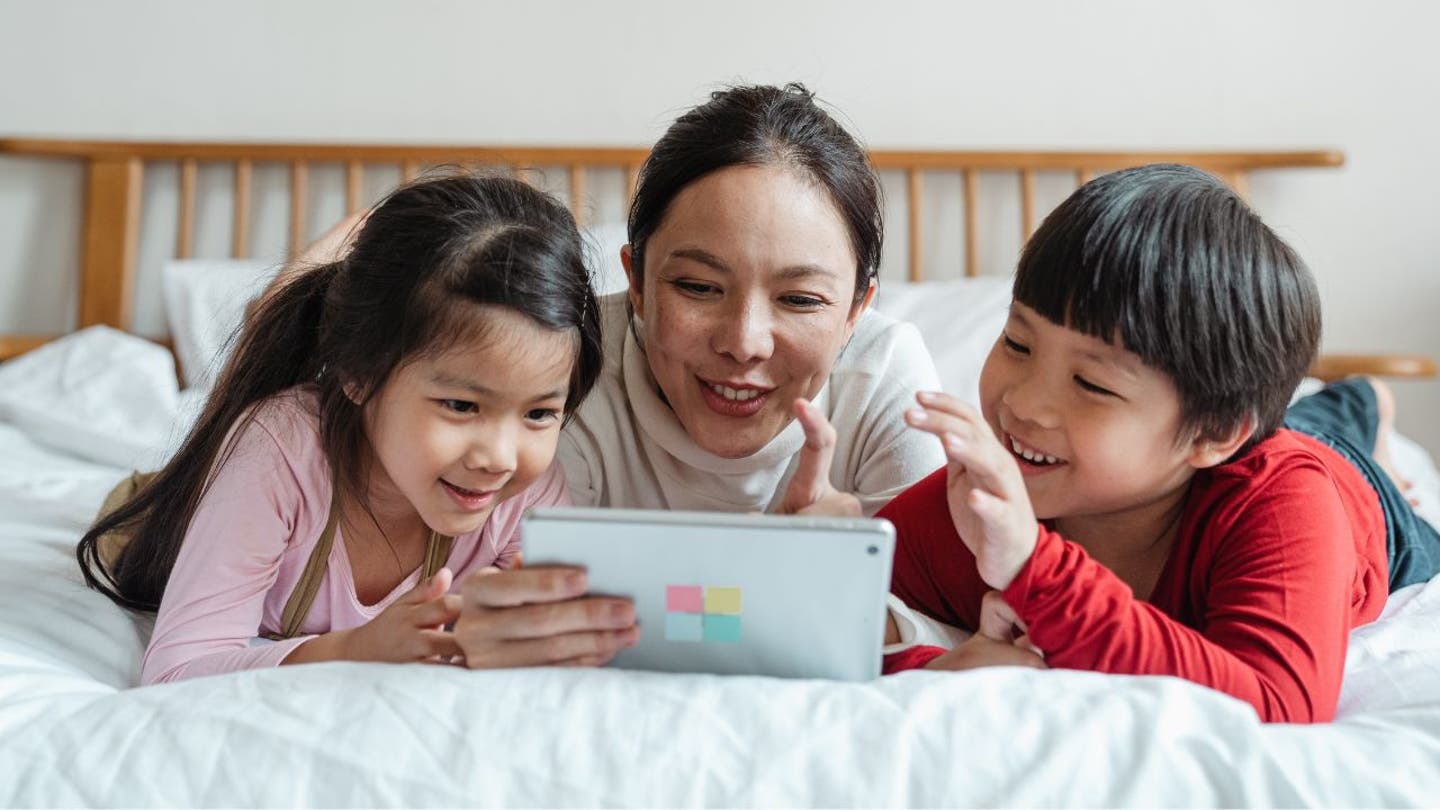 2 MOM AND KIDS ON TABLET