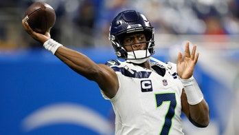 NFL ref hits Seahawks' Geno Smith with great line as QB protests penalty: 'I’m talking to America here'