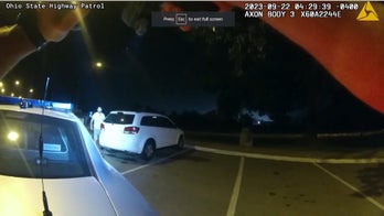 Brazen fugitive tells cops 'shoot me' during tense standoff: video