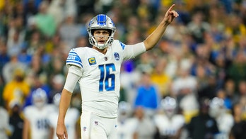 Packers fan pours BEER over Amon-Ra St. Brown after he celebrates a  touchdown for Detroit Lions with his own Lambeau Leap into the crowd