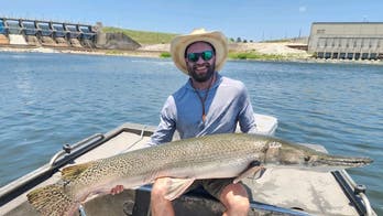 Texas fisherman's alligator gar earns him 'outstanding angler award' from state: 'Amazing catch'