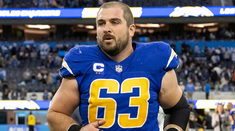 Chargers to place All-Pro Corey Linsley on IR with heart issue