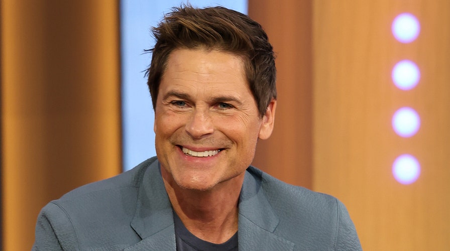 John Owen, el hijo de Rob Lowe, dice que no le sorprende el "pasado salvaje" de su padre: "Tiene todo el sentido del mundo".