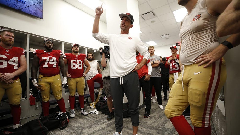 Kyle Shanahan talks to the team