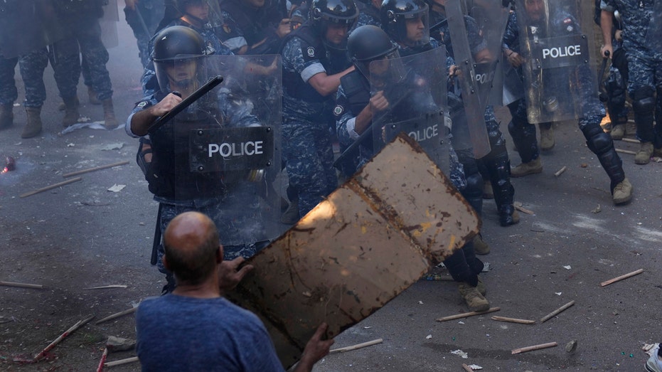 Scuffle between Lebanese Armenians, riot police, erupts outside Azerbaijani Embassy