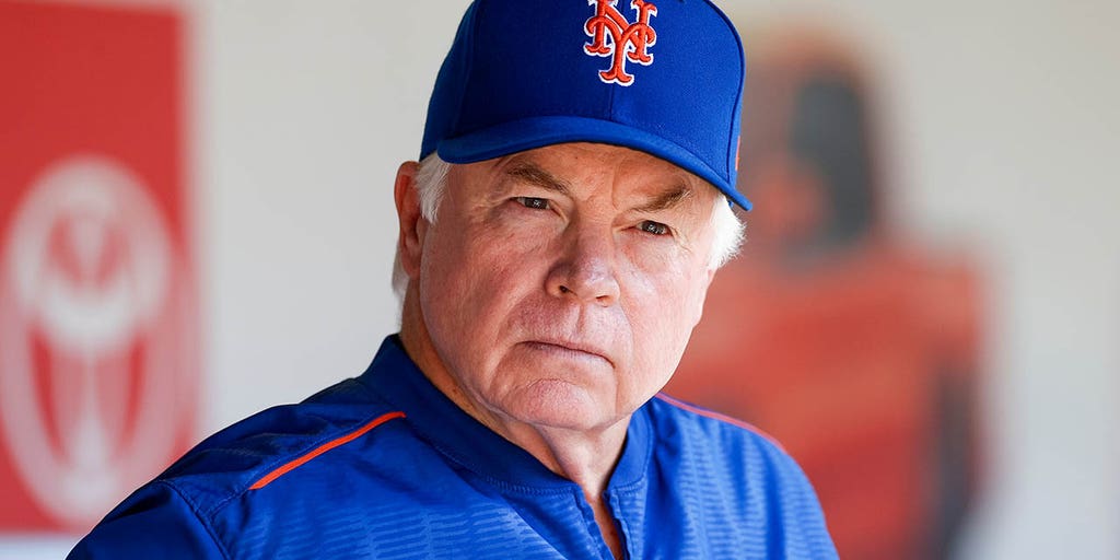 New York Mets manager Buck Showalter returning to the dugout after News  Photo - Getty Images