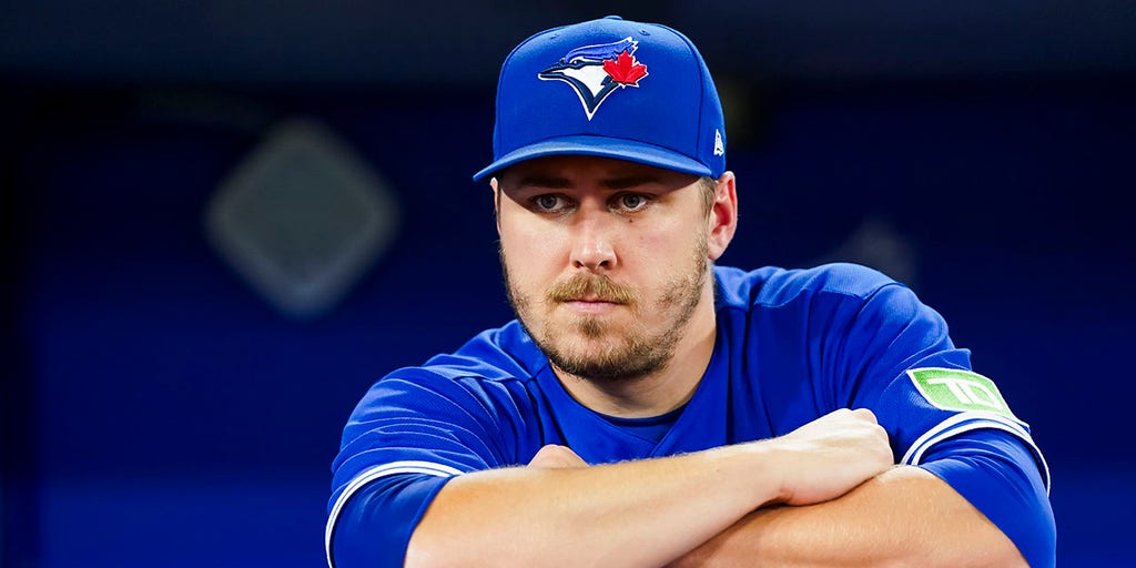 Blue Jays' Erik Swanson defends hunting with son: 'I am teaching