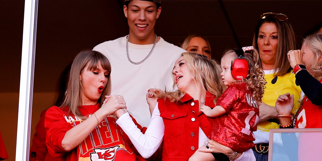 Taylor Swift, Brittany Mahomes show off handshake celebration after Chiefs  touchdown 