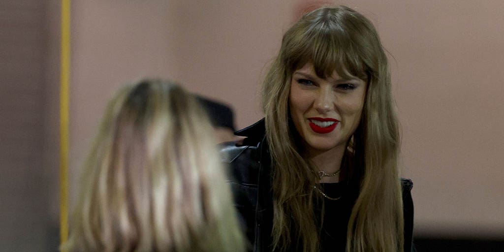 Taylor Swift shows up to second straight Chiefs game