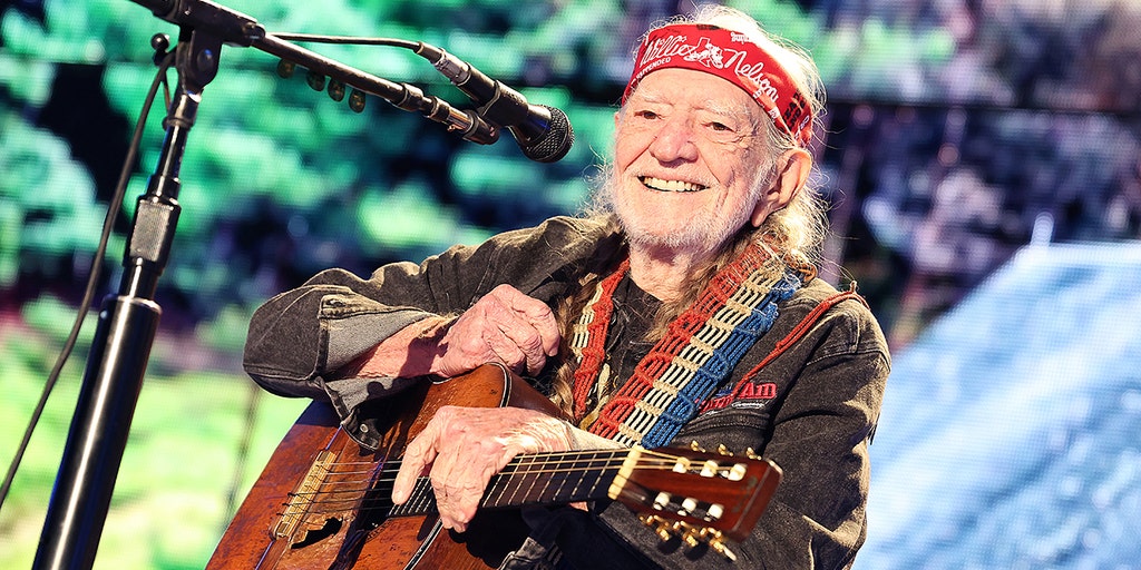 Willie Nelson admits he hasn't always had 'unquestionable honor' as he reflects on his life - Vimarsana News
