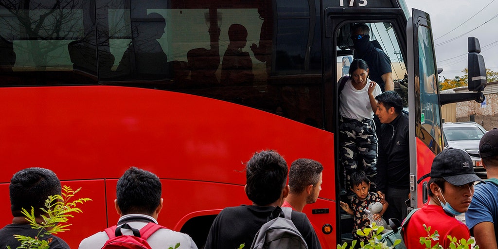 New York City, Chicago suburbs turn their backs on migrant buses, say they cannot handle influx - Vimarsana News