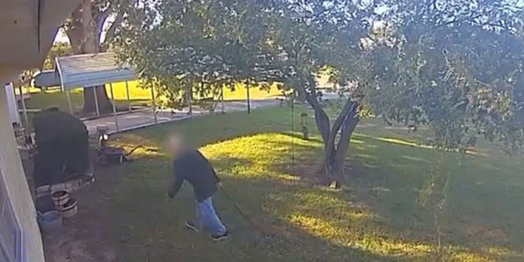 Florida girls hide from shotgun-wielding man who enters home: video