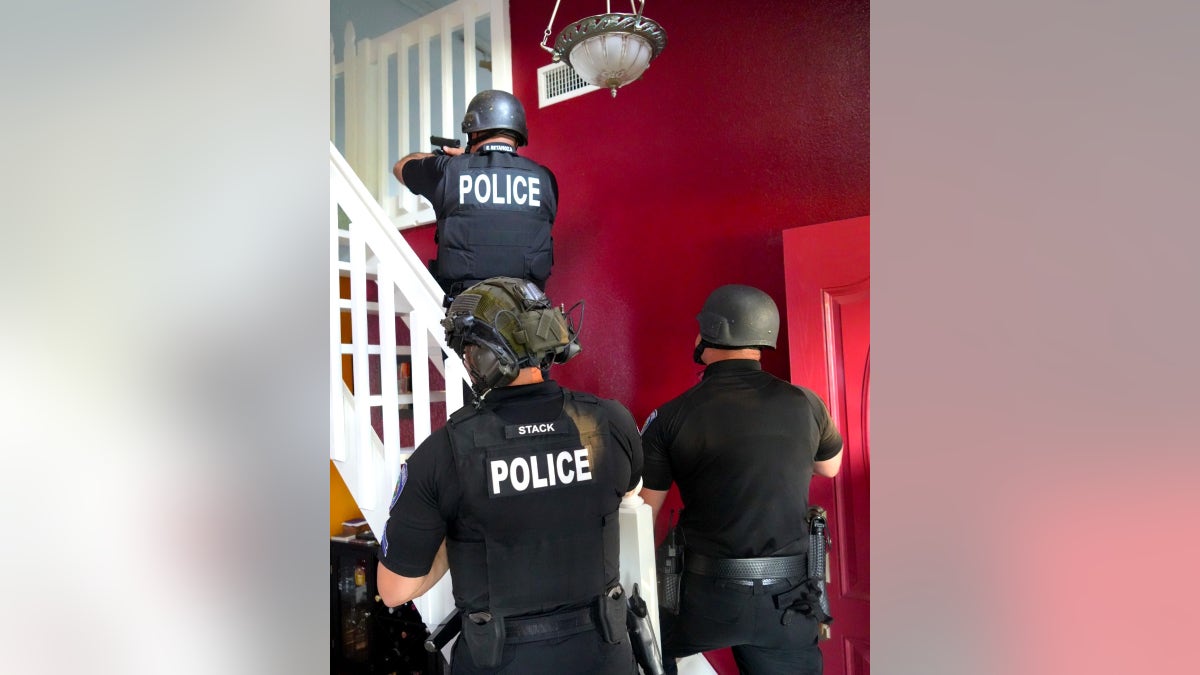 Polícia com armas na residência de Steven Frasher