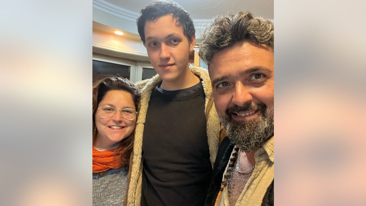 Laor Abramov pictures with his parents