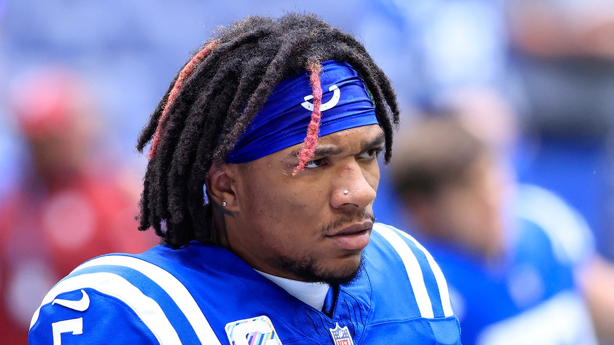 Anthony Richardson’s season officially ends after Colts standout rookie chooses shoulder surgery 2 Anthony Richardson warms up