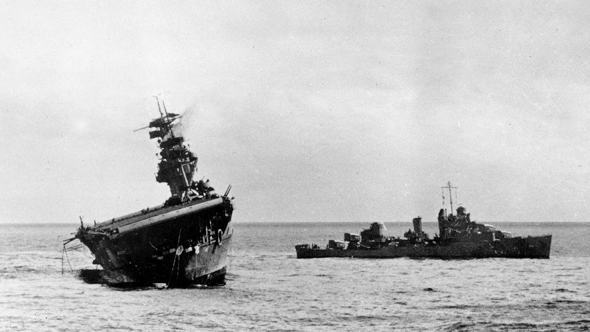 O USS Yorktown afundando e tombando