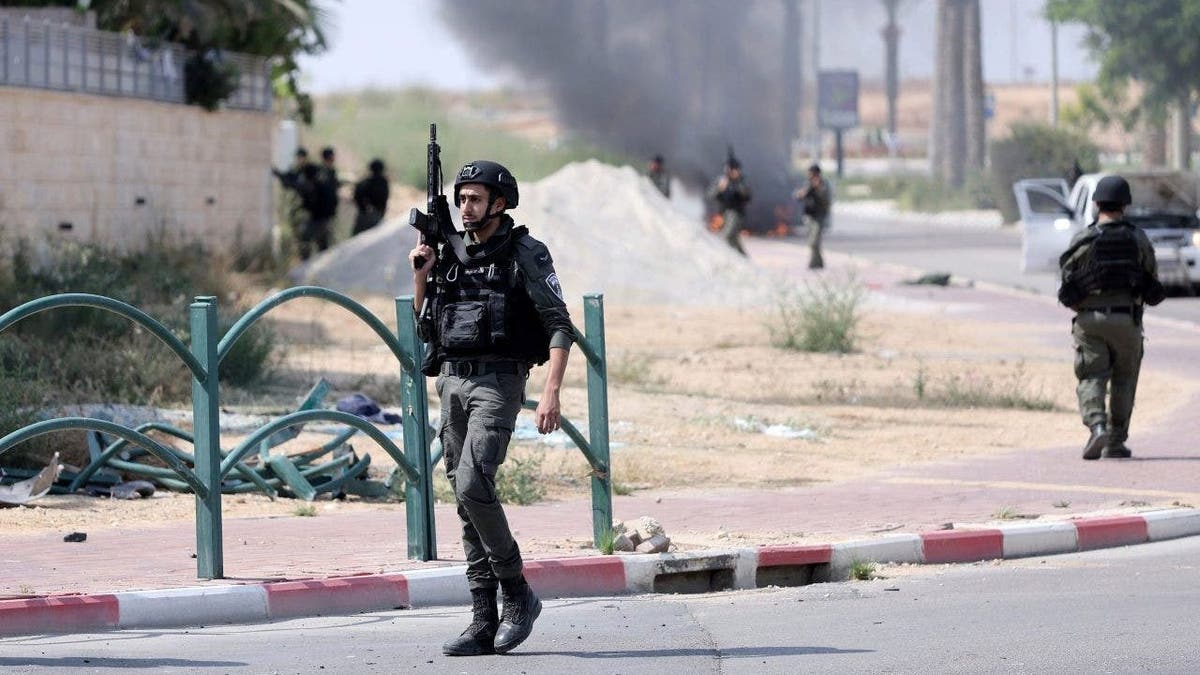 Soldado israelense é visto andando por uma rua