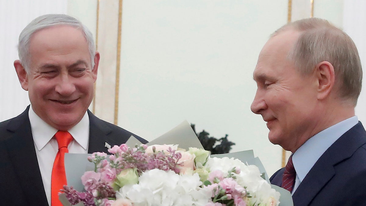 Putin and Netanyahu with flowers