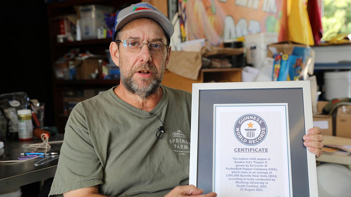 Homem com certificado de recorde mundial do Guinness