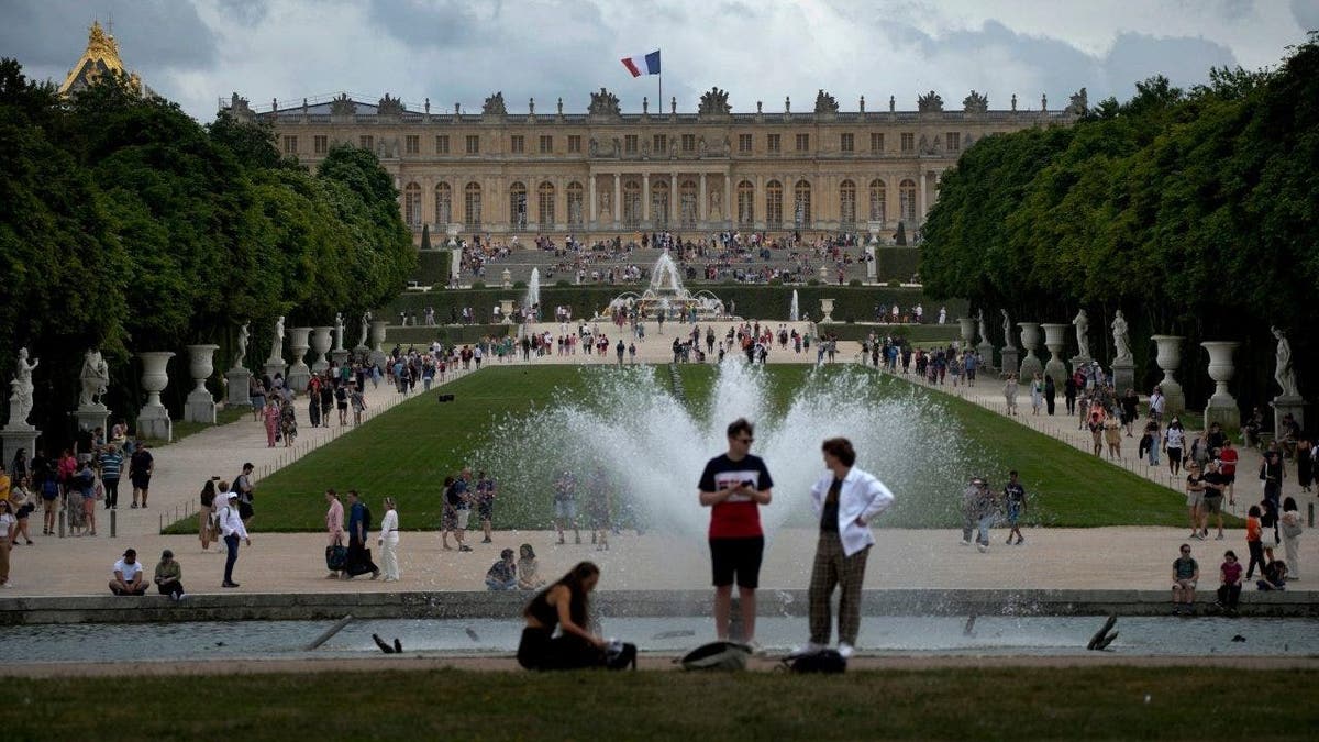 Versailles evacuation France