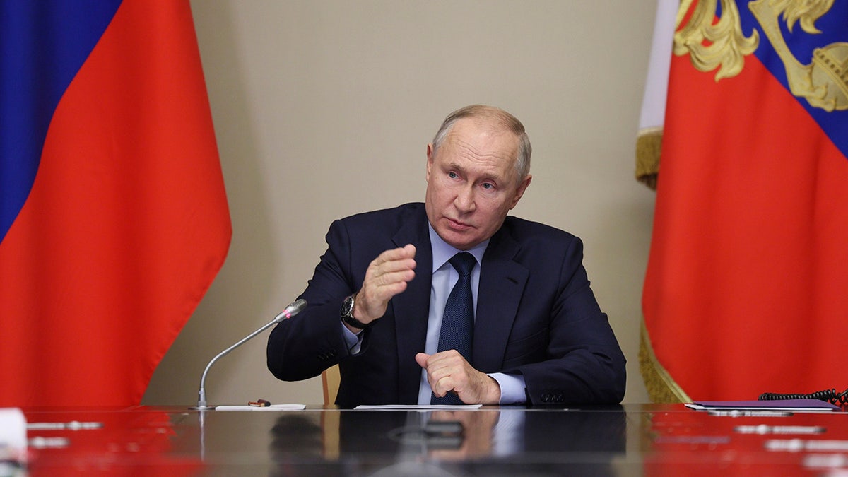 Putin em russo durante reunião sobre a guerra do Hamas
