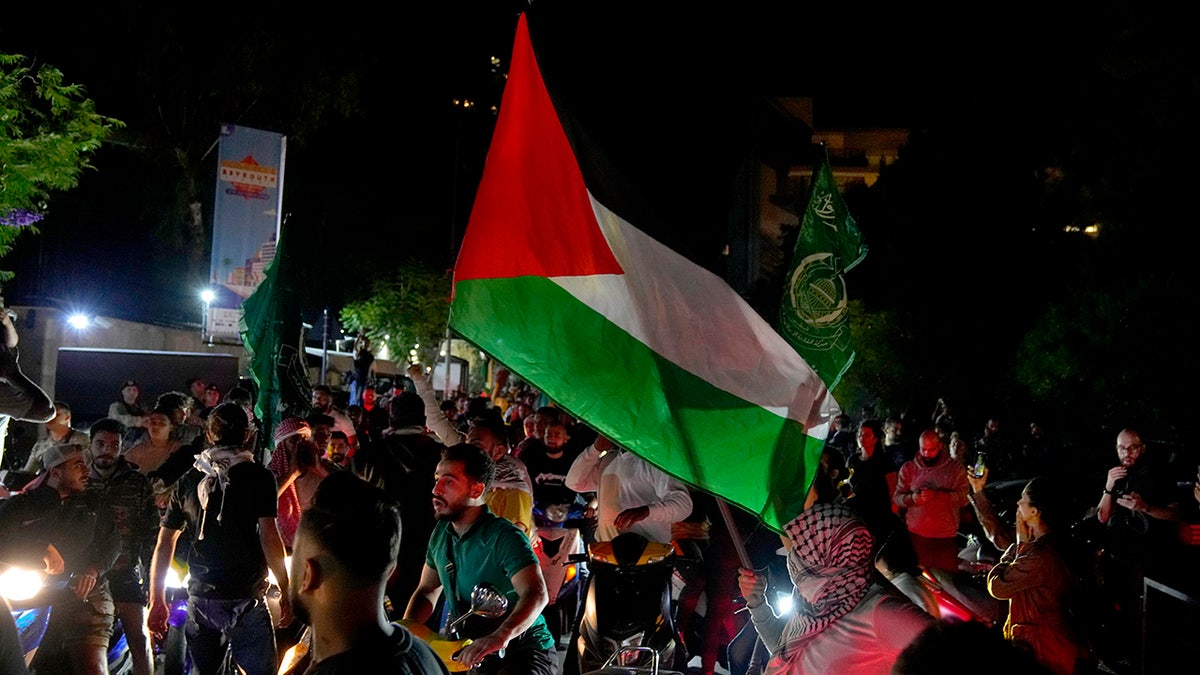 Bandeira da Palestina hasteada em frente à embaixada dos EUA no Líbano