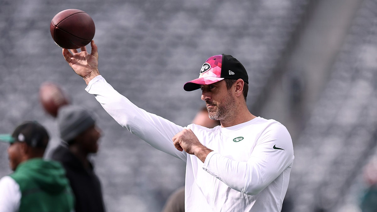 Aaron Rodgers Throws On Jets’ Field During Pregame Warm-ups Just Weeks ...