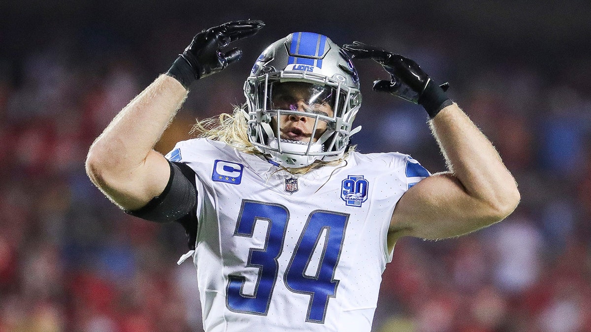 Alex Anzalone waves to the crowd