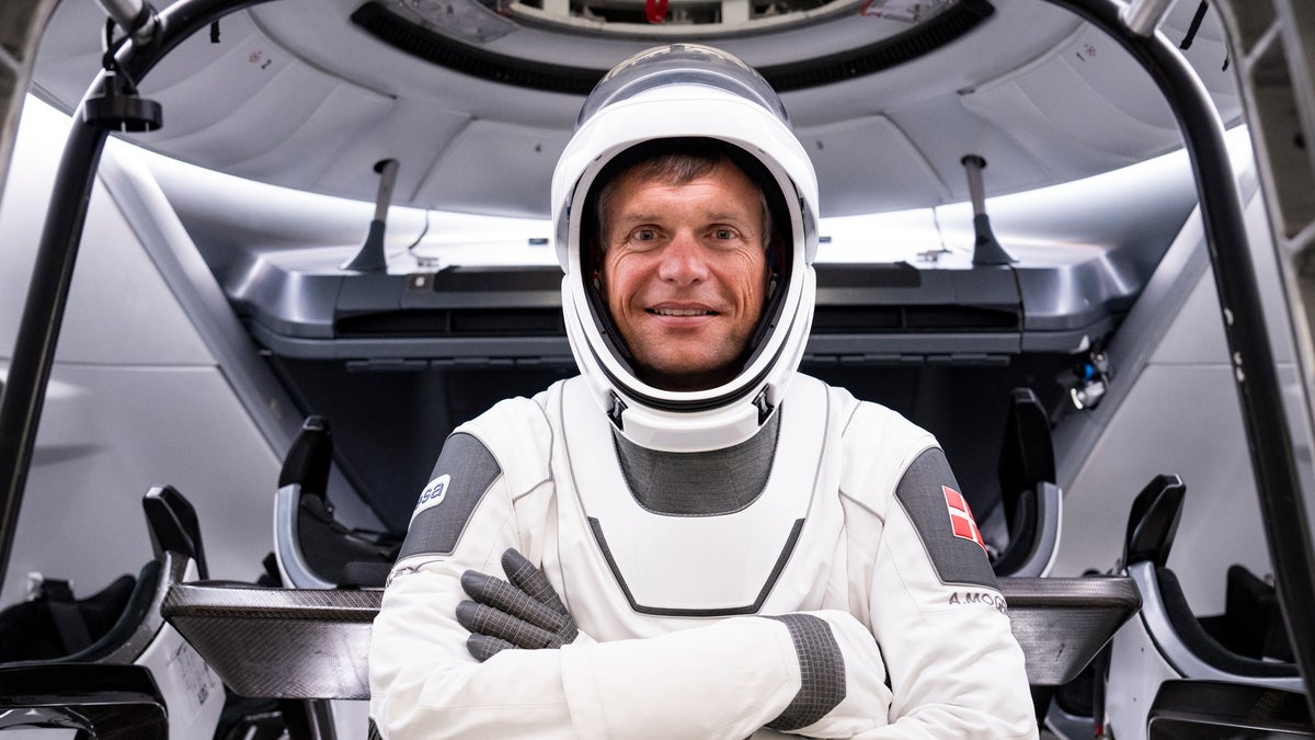 Andreas Mogensen poses in front of the SpaceX Crew 7 Dragon Capsule