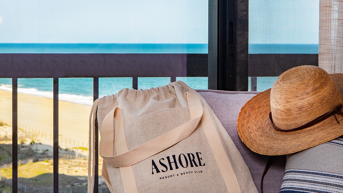 Ashore resort bag and hat