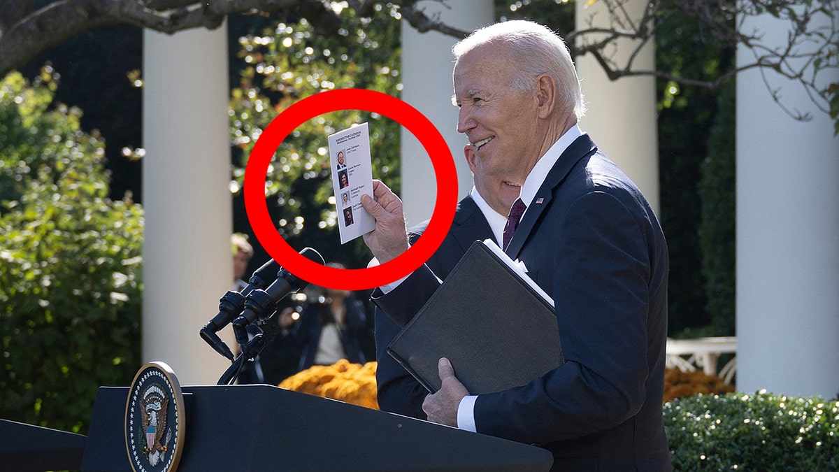 Biden con una tarjeta en la mano